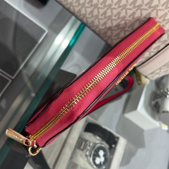 MICHAEL KORS LARGE FLAT MULTIFUNCTION PHONE CASE WALLET WRISTLET 
ELECTRIC PINK - Picture 12 of 16